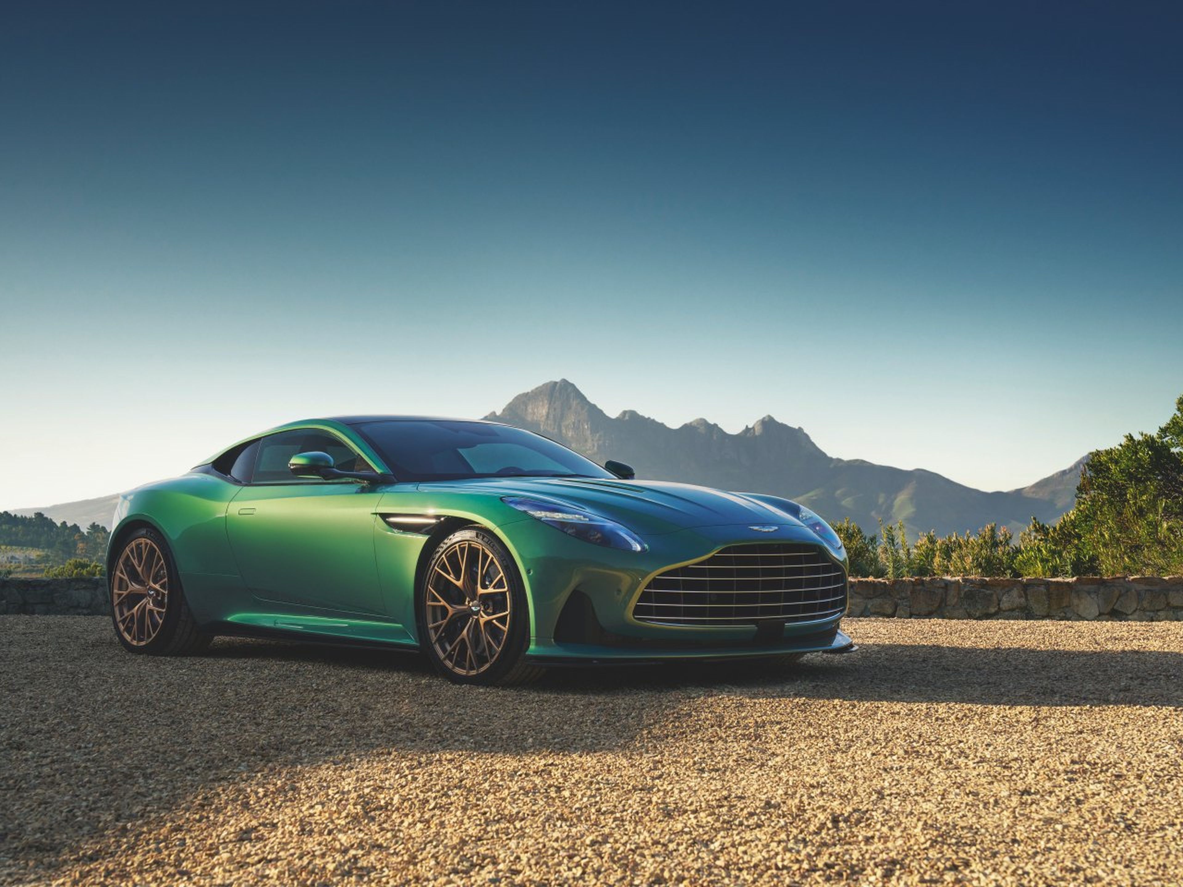 Aston_Martin_DB12_07