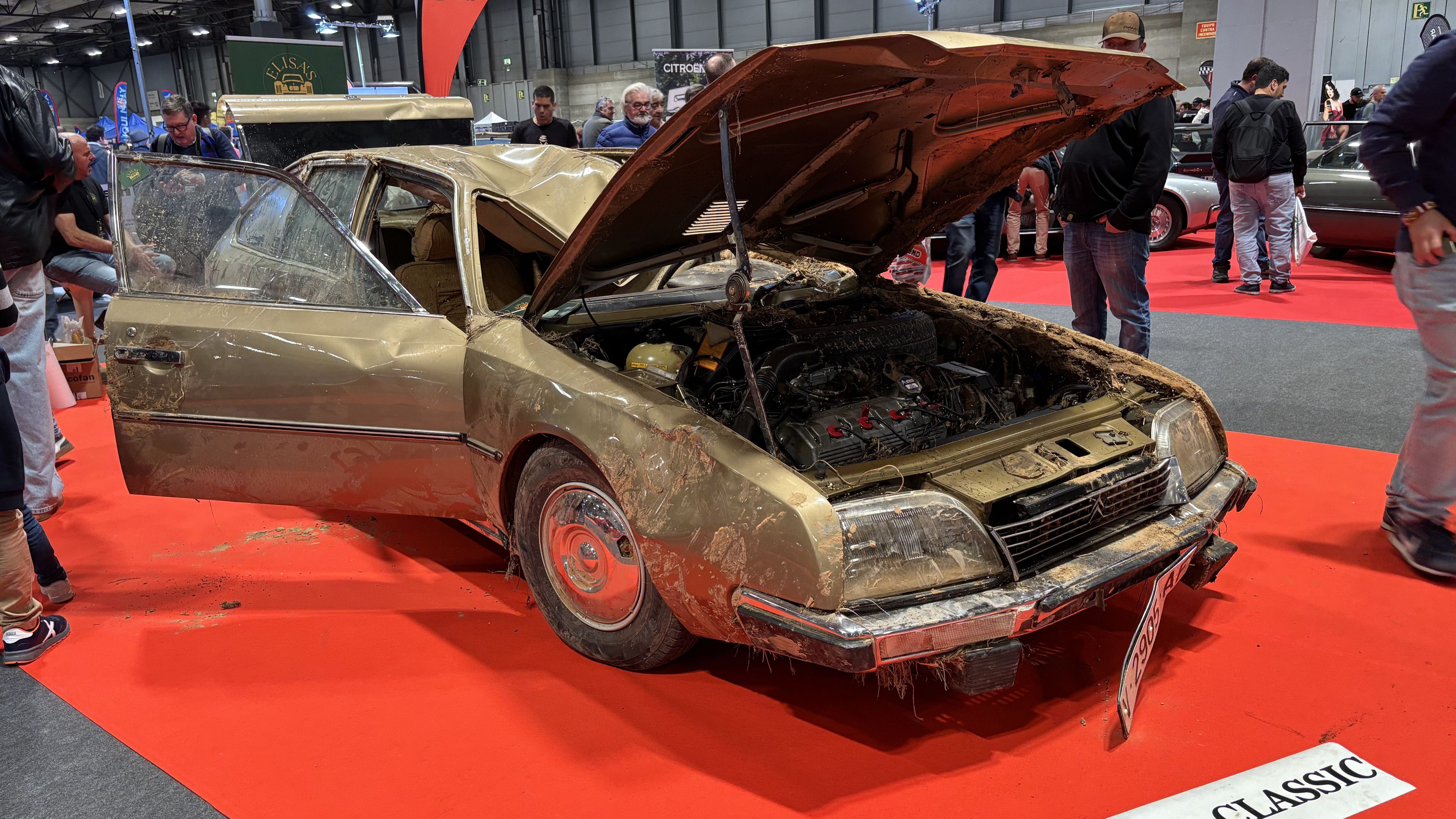 Citroën CX afectado por la DANA de Valencia en Retromóvil 2024