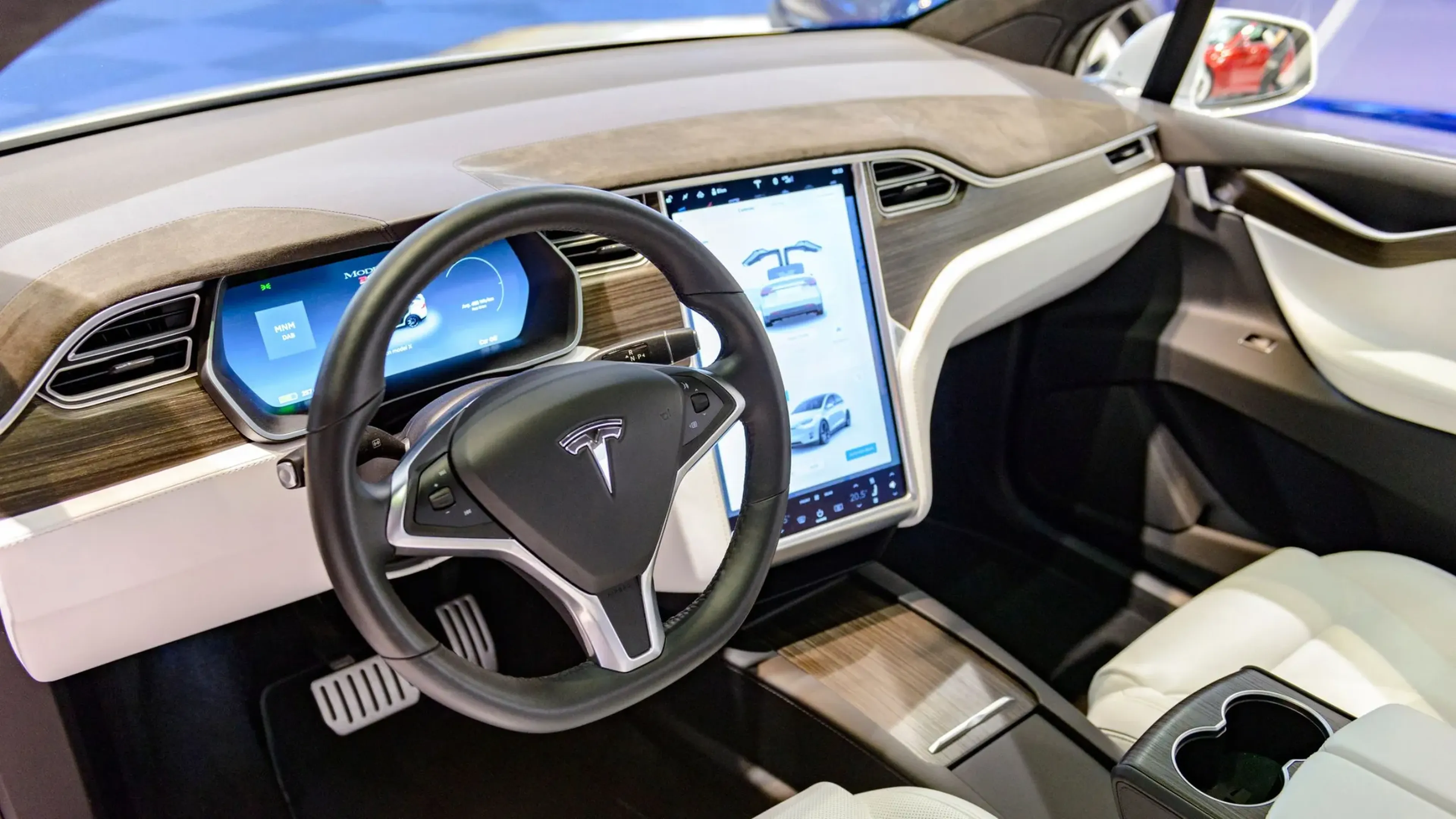 ¿Conduces con un parasol en tu Tesla porque tienes autopilot? Cuando crees que controlas, pero los demás ven que estás mal...