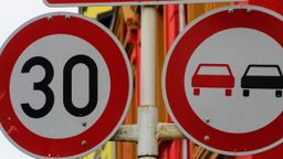 La DGT prohibió los 20 km/h extra al adelantar en secundaria. A falta de datos oficiales, un estudio afirma que ha sido positivo para los accidentes mortales 