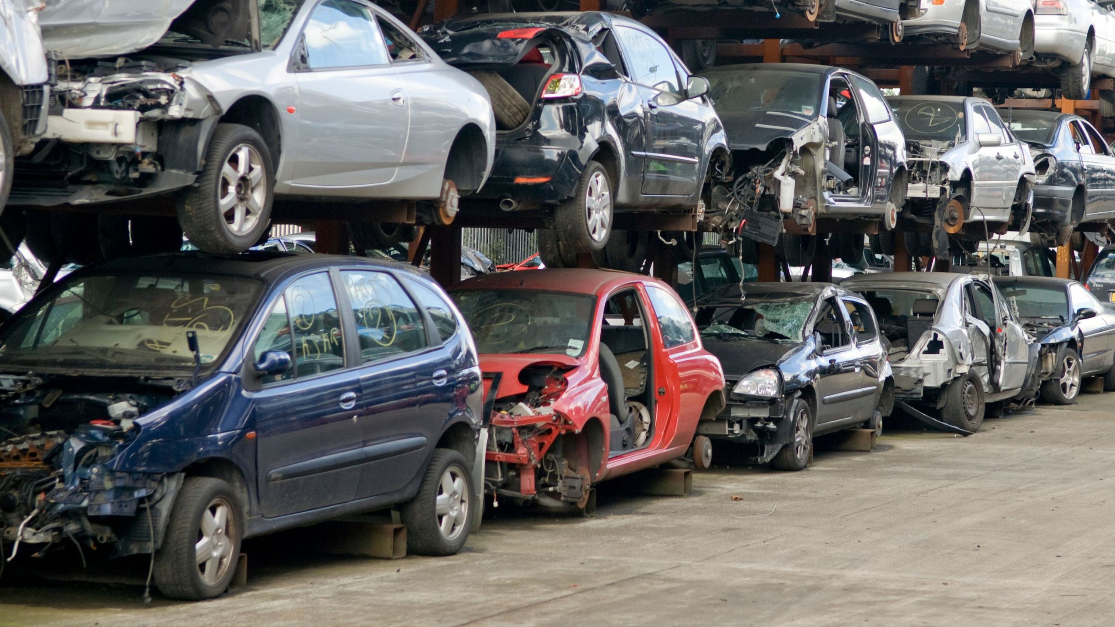 Hay un país en que la ITV es casi para ricos. Tanto, que algunos prefieren meter los coches en contenedores