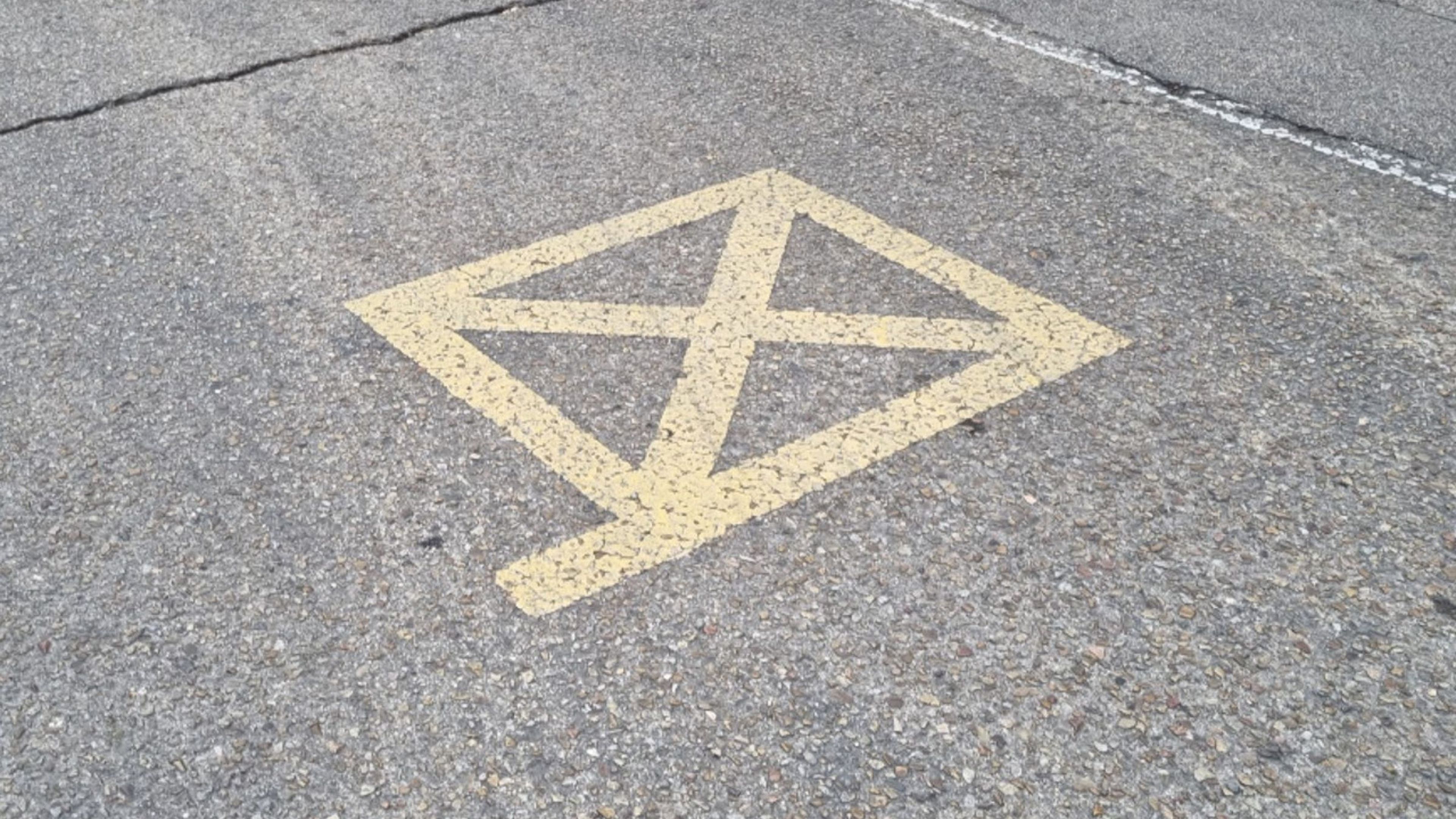 Es mejor que sepas el significado de esta señal amarilla pintada sobre el asfalto