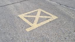 Es mejor que sepas el significado de esta señal amarilla pintada sobre el asfalto