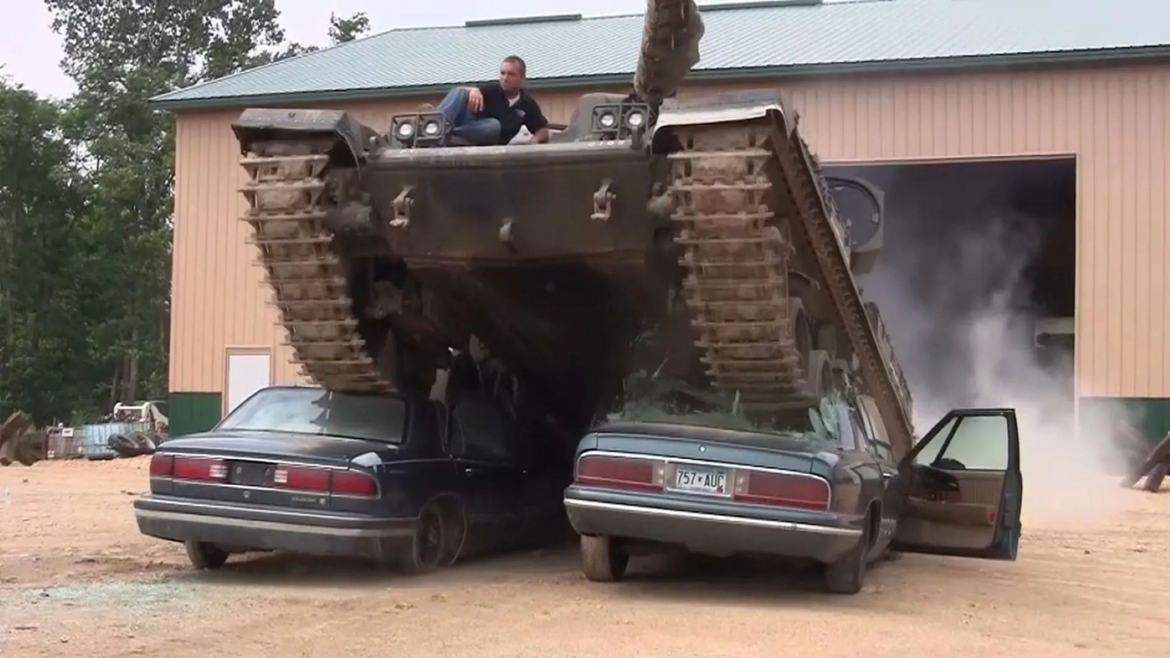 ¿Qué ocurre cuando pasas con un tanque por encima de dos coches? El resultado final no tiene desperdicio
